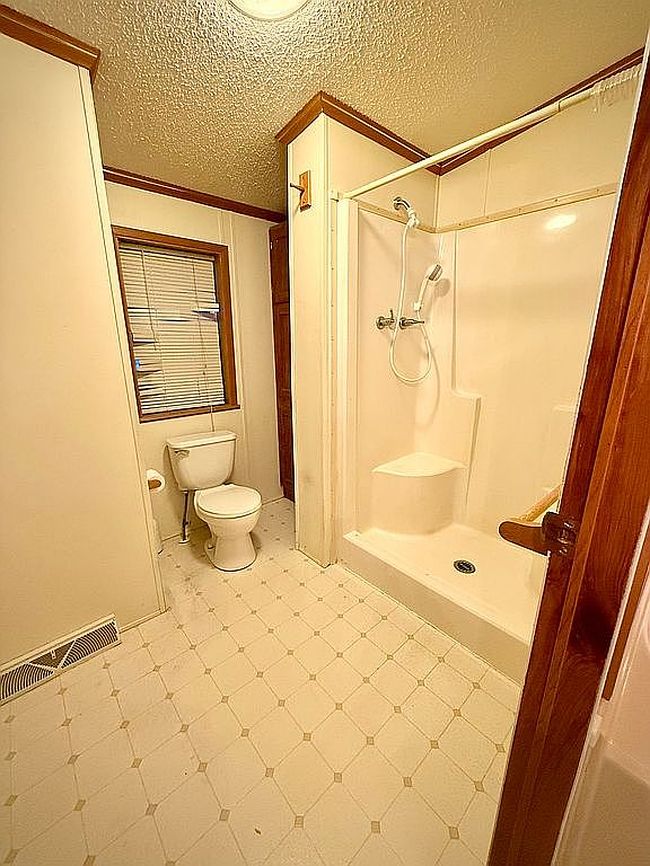 Additional photo 3 of property located at 142 Oaktree Ln