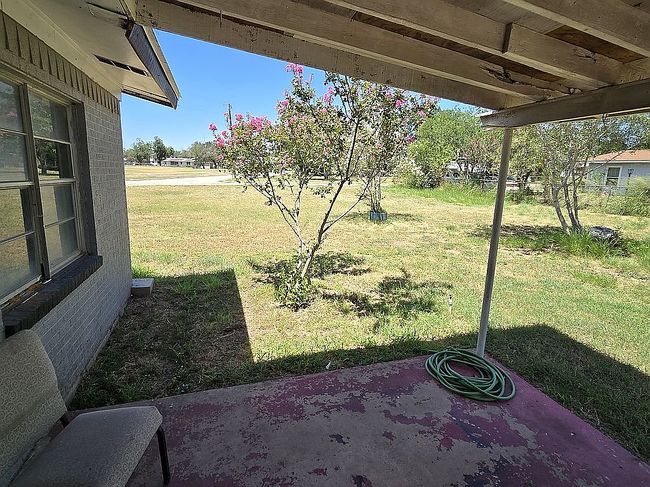 Photo of 237 Kelly St, Poteet, TX