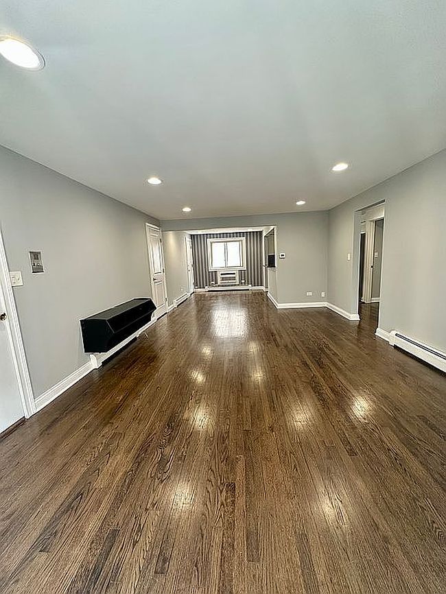 Additional photo 1 of property located at 6852 N Northwest Hwy Apt 2B