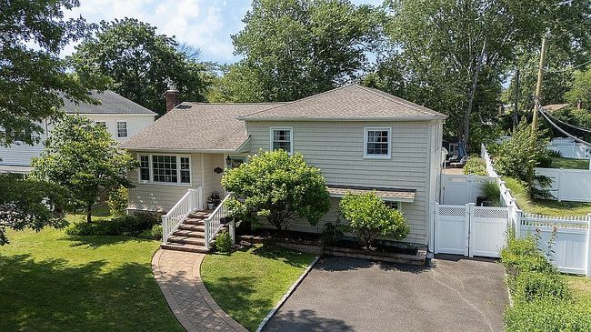 Photo of 109 Jefferson Rd, Farmingdale, NY
