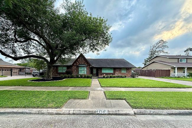 Photo of 346 Stonehenge Ln, Houston, TX