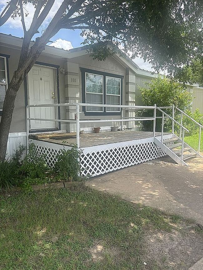 Photo of 108 Oak Trl, College Station, TX