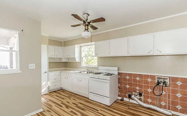 Additional photo 3 of property located at 2800 Redwood St