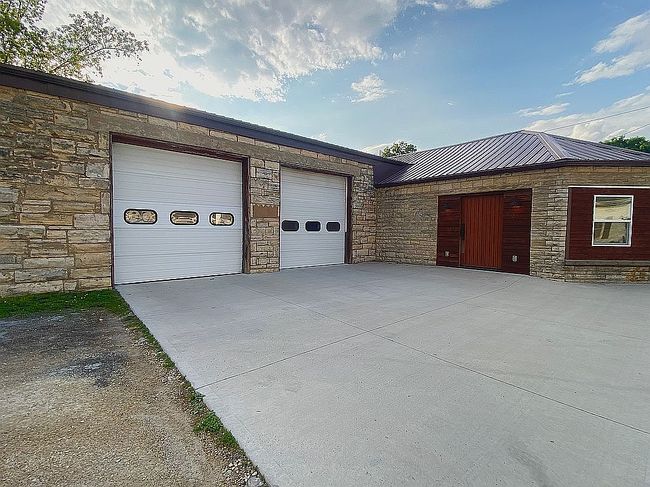 Photo of 305 Broadway St, Springville, IA