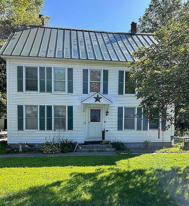 Photo of 52-54 Turner St, Buckfield, ME