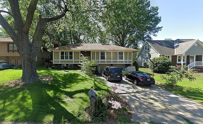 Photo of 516 Nw Brett Cir, Blue Springs, MO