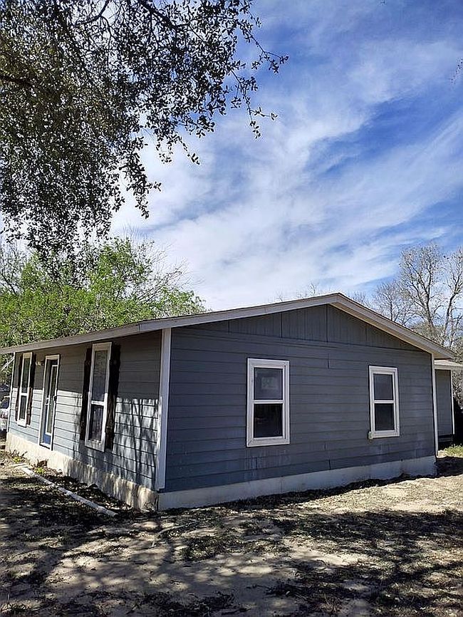 Photo of 2438 Royal Oaks Dr, Poteet, TX