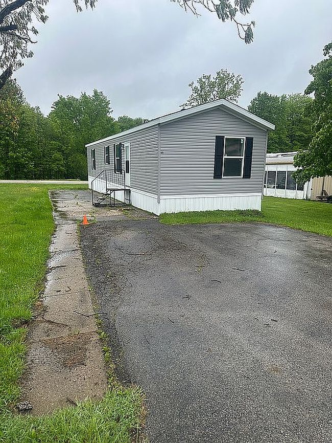Photo of 156 Terrace Dr, Middlefield, OH