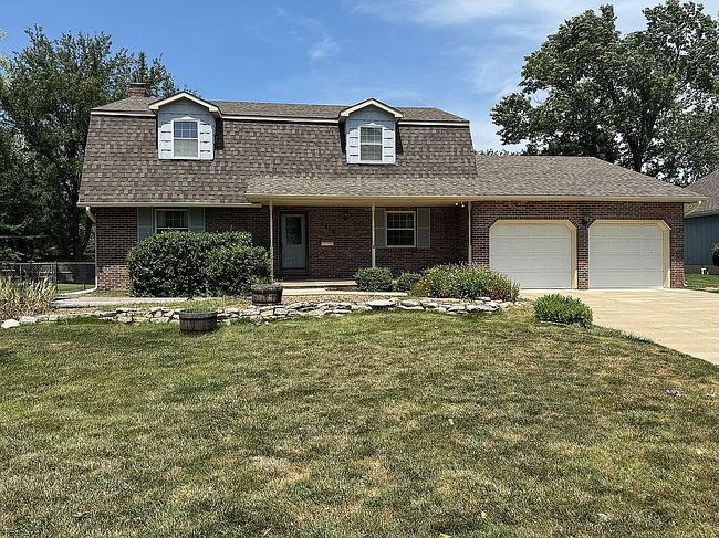 Photo of 2413 Edgehill Rd, Salina, KS