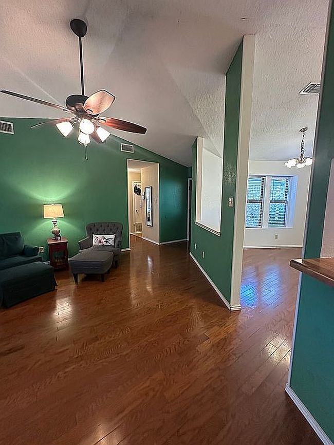 Photo of 400 Larchmont Way, Azle, TX