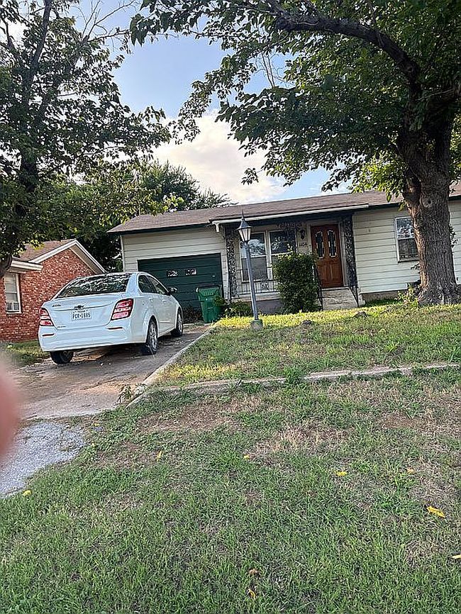 Photo of 1104 E Omega St, Henrietta, TX