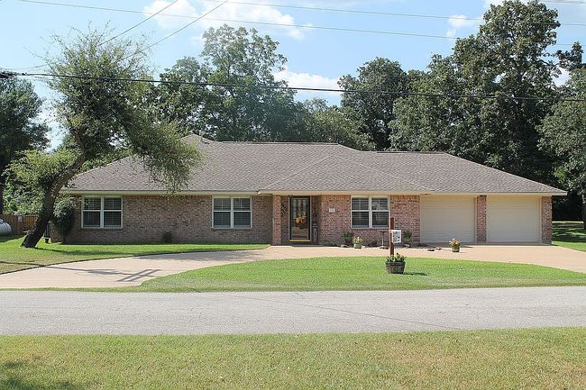 Photo of 125 Golfview Dr, Hilltop Lakes, TX