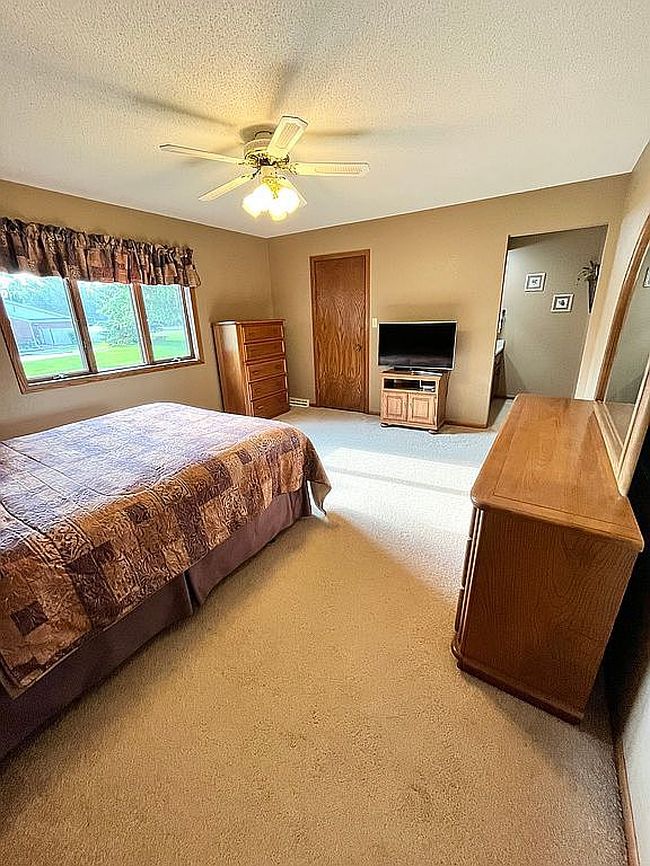 Photo of 713 Clover Ln, Storm Lake, IA