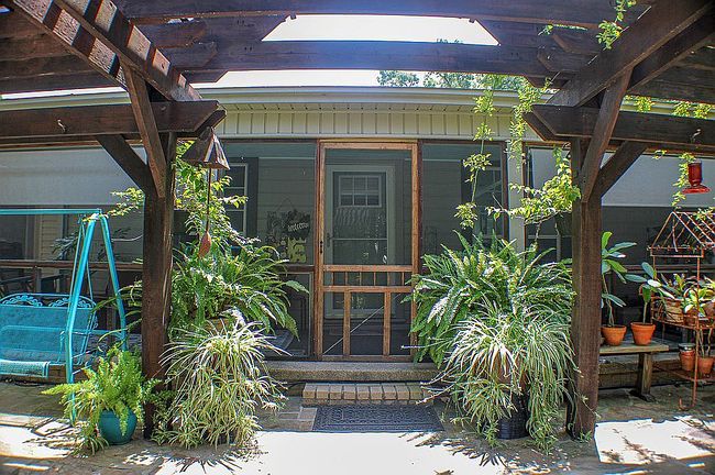 Photo of 438 Sunshine Dr, Gladewater, TX