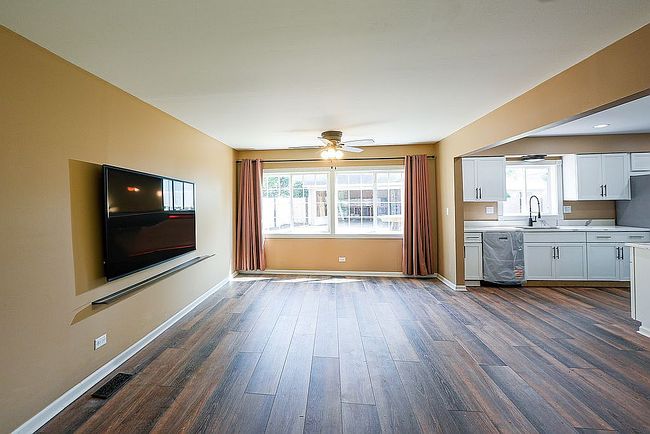 Photo of 319 W Central Ave, Lombard, IL