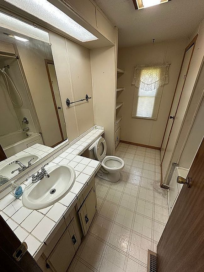 Additional photo 2 of property located at 1919 Sw 12th St