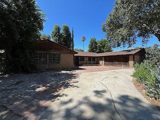 Photo of 23450 Hatteras St, Woodland Hills, CA