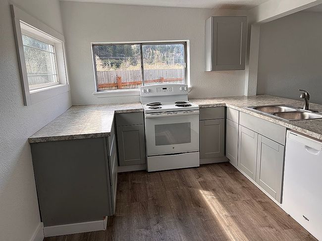Photo of 1950 Ne Sturdevant Rd, Toledo, OR