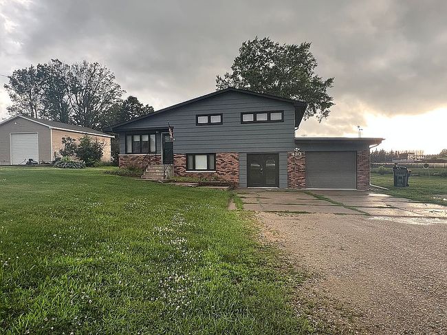 Photo of 430 9th St Nw, Waukon, IA