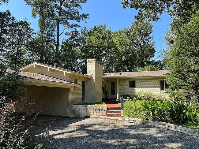 Photo of 1703 Tulip Ln
