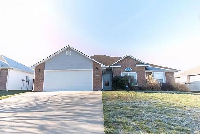 Photo of 732 Iron Horse Dr, Warrensburg, MO