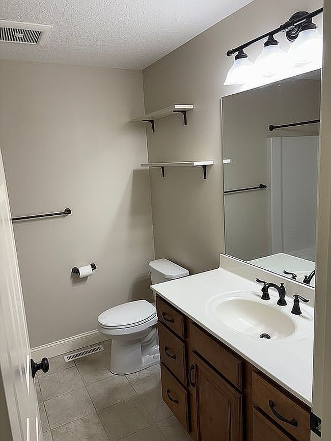 Photo of 43 Caddyshack Dr, Chicopee, MA