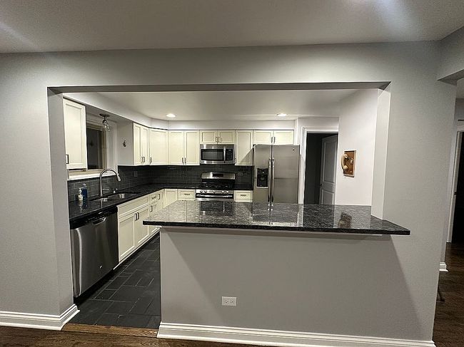 Additional photo 3 of property located at 6852 N Northwest Hwy Apt 2B