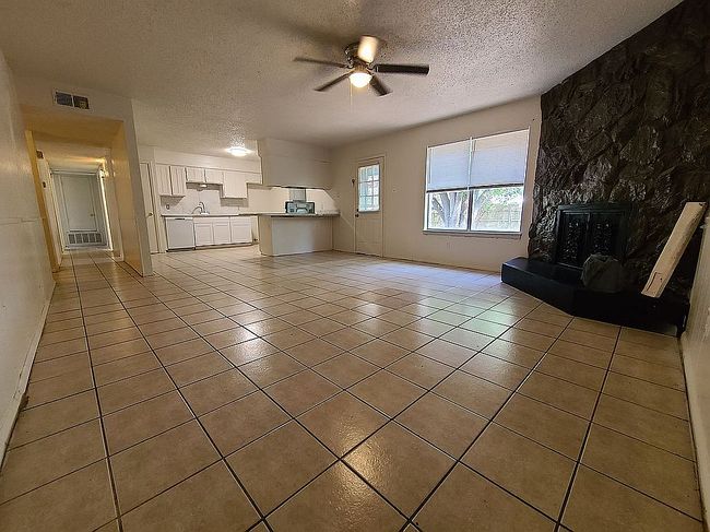Photo of 218 Volunteer Dr, Arlington, TX