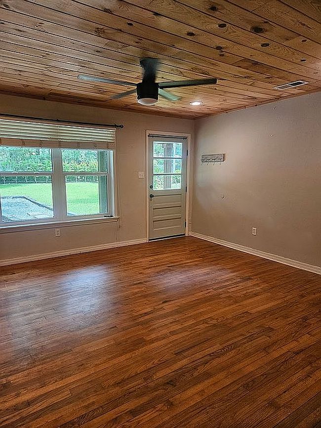 Image of 556 Middle St