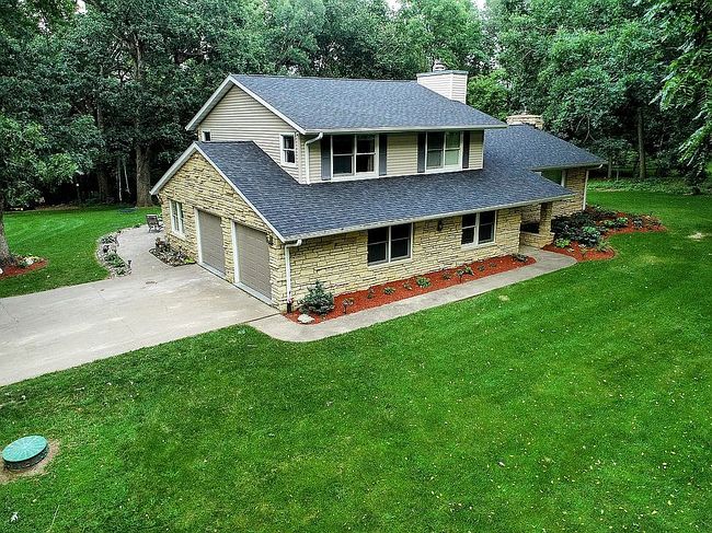 Photo of 15264 Briarwood Dr, Peosta, IA