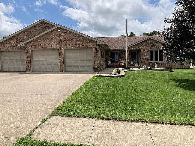 Photo of 620 E 3rd St, Earlville, IA