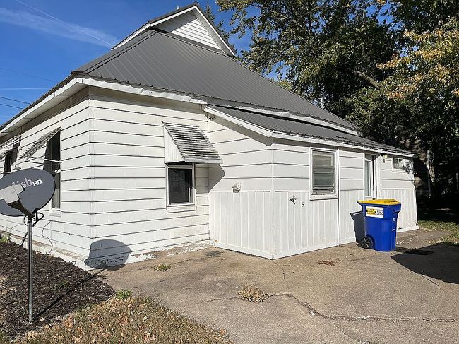 Image of 301 E 7th St