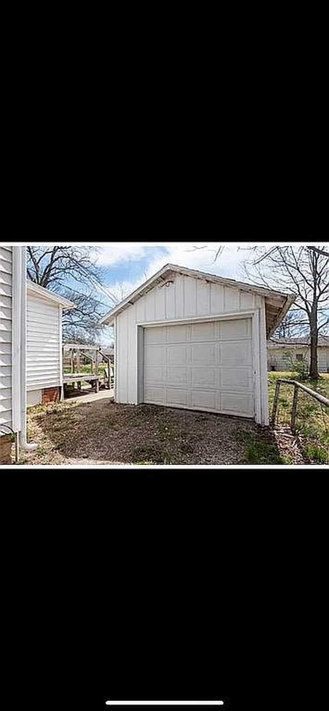 Photo of 208 E 3rd Ave, Garnett, KS