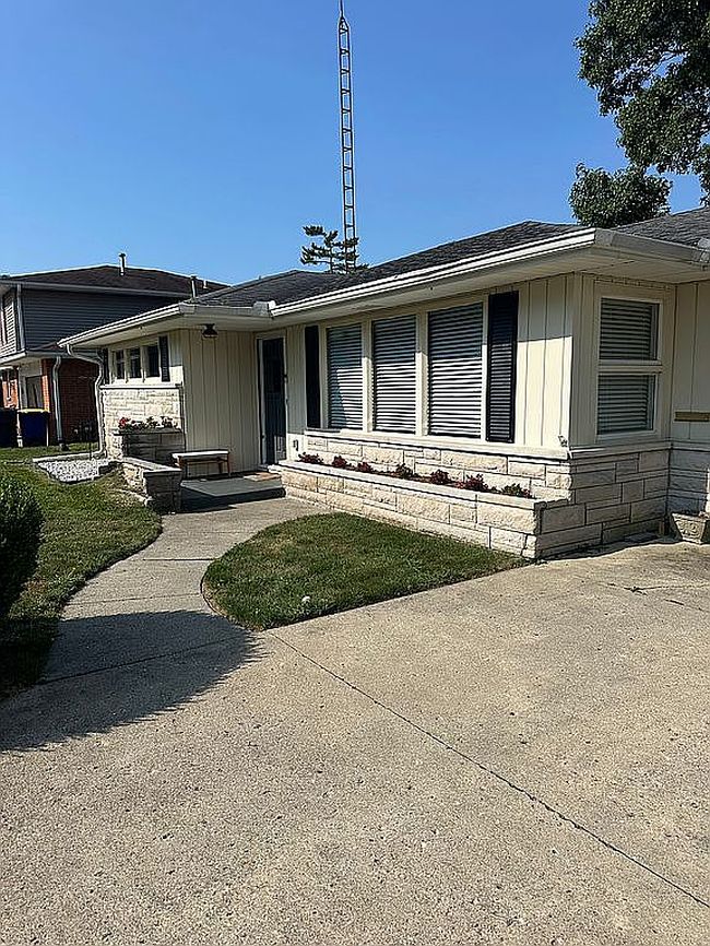 Photo of 401 S Tara Ln, Muncie, IN