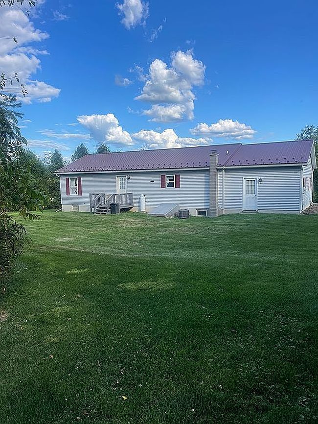 Photo of 4 Mountain Ln, Mill Hall, PA