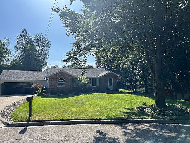 Photo of 1921 Parkwood Way, Jackson, MI
