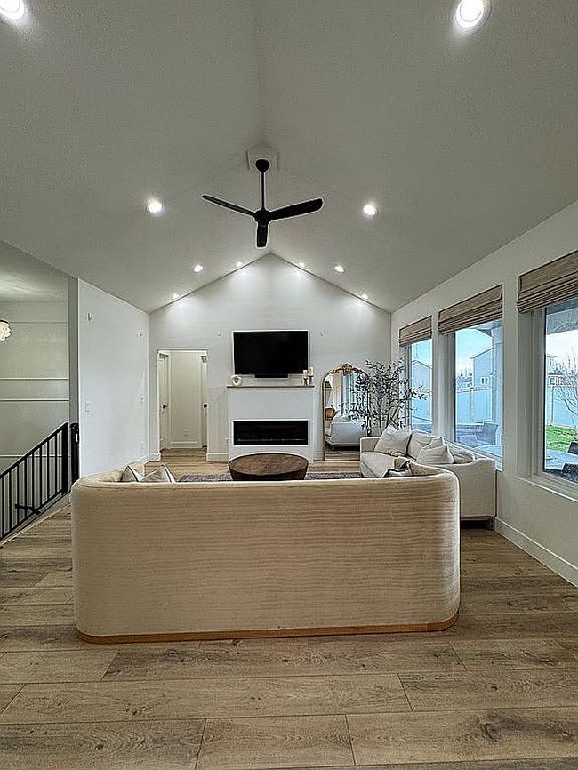 Additional photo 1 of property located at 1321 E 100 N