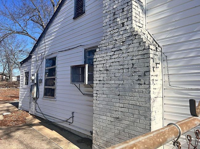 Image of 1520 Lomb Ave W