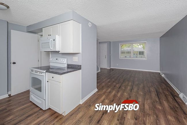 Photo of 3327 Clearwater Dr, Bettendorf, IA