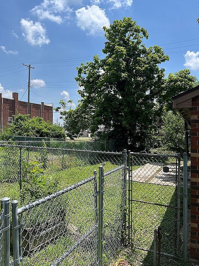 Photo of 131 W Oak St, Oakland City, IN