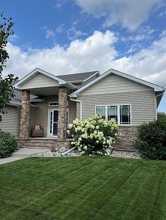 3713 12th St W, West Fargo, ND