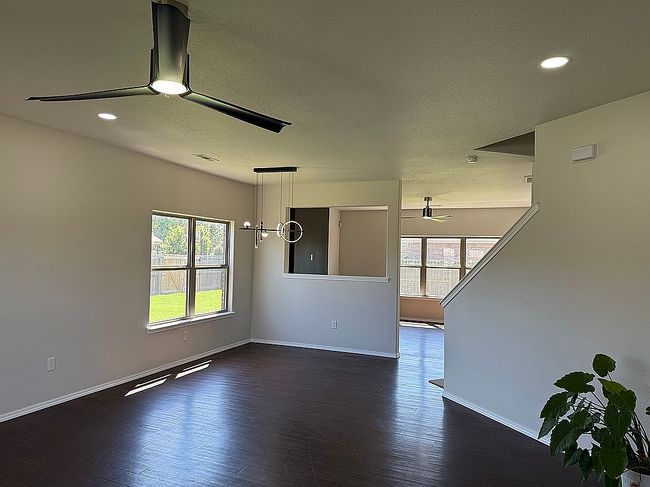 Additional photo 3 of property located at 1302 W Walker Dr