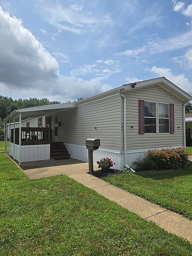 Photo of 202 Port Ln Se, New Philadelphia, OH