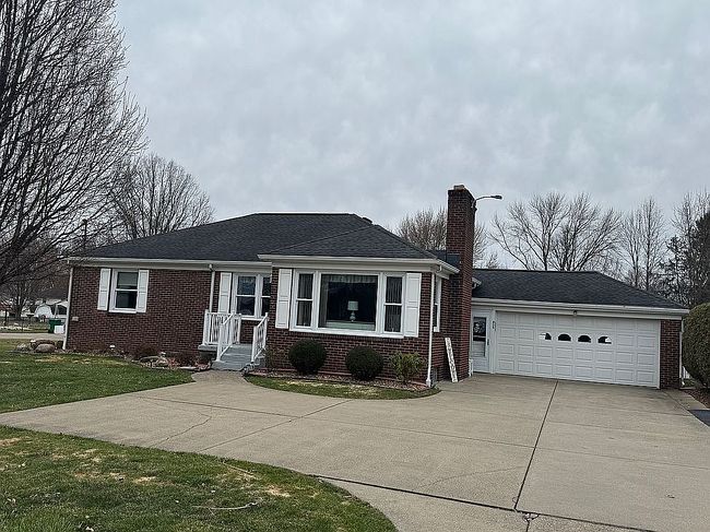Photo of 805 Mathews Rd, Youngstown, OH