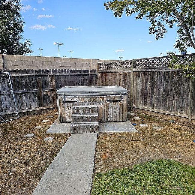 Photo of 744 W Magill Ave, Fresno, CA