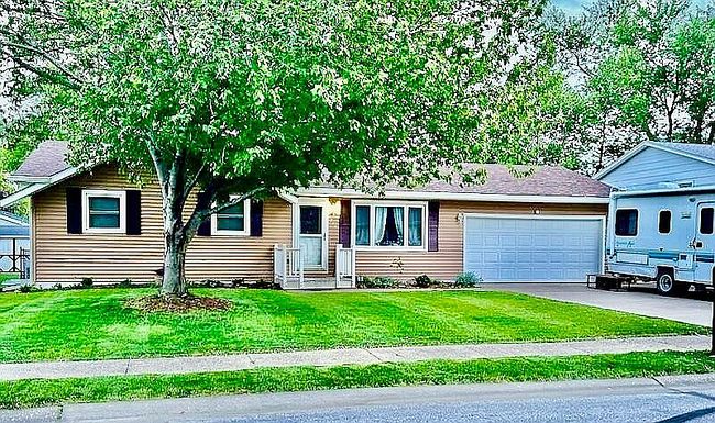 Photo of 305 W Spring St, Eldridge, IA