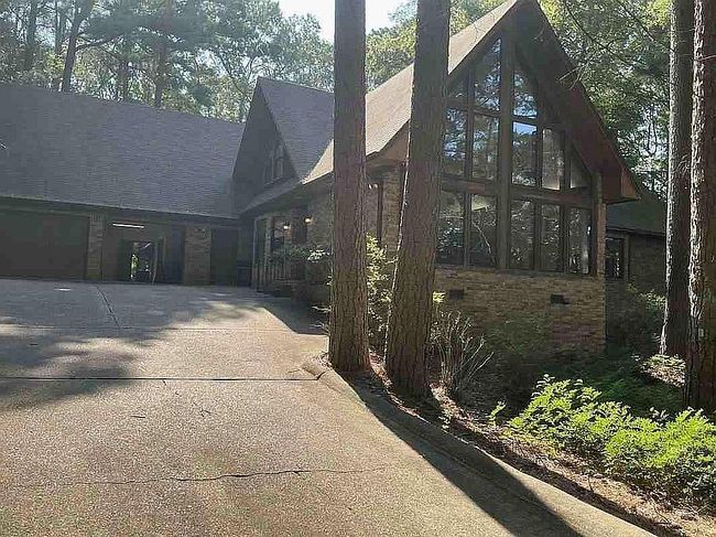 Photo of 1002 Village Dr