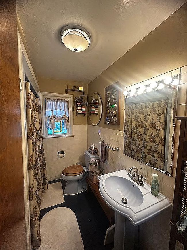 Photo of 303 W Front St, Pemberville, OH