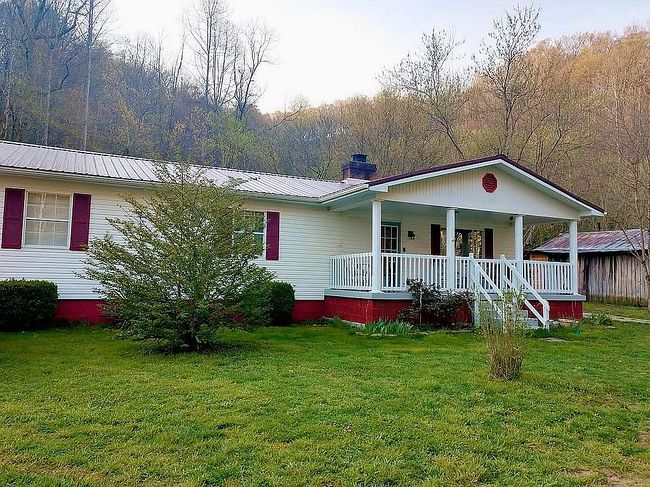 Photo of 2890 State Route 302, Van Lear, KY