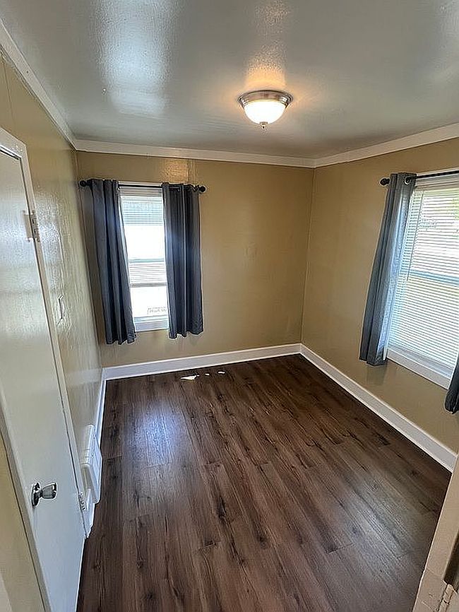 Image of 105 W Main St